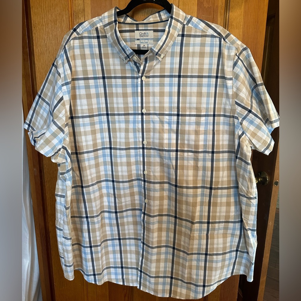 Men’s plaid short sleeve button up shirt by croft and barrow. In great condition